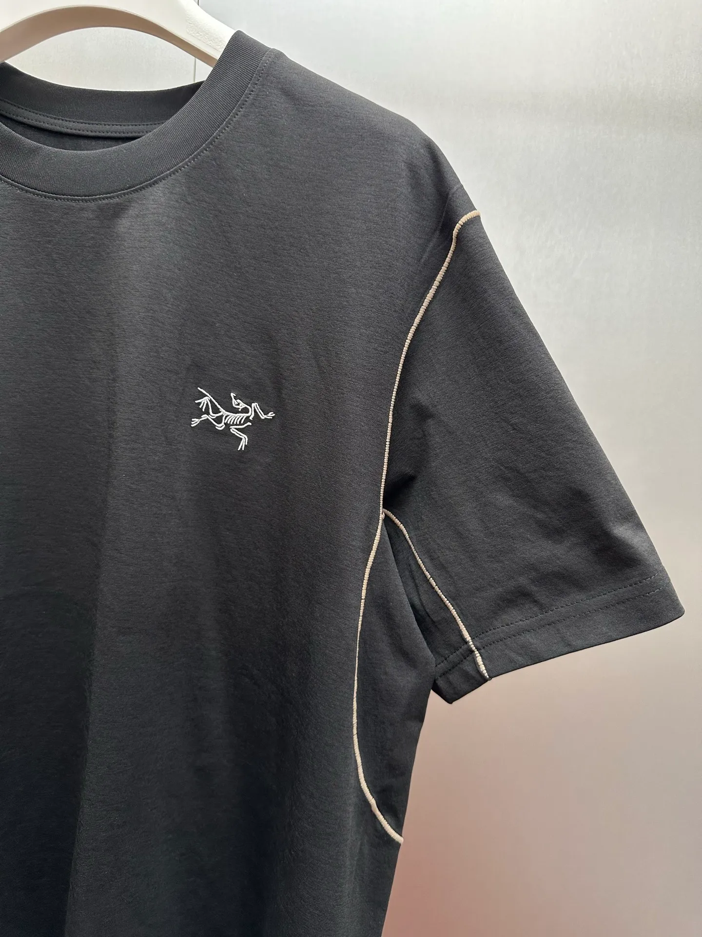 Arcteryx/ Motus Crew Breathable T Breathable ， ， ， ， ， ， ， ， 。 ， ， Retro ， 、 。 Classic ， 。 ， 、 、 。 ， ， ！ ：Black，White， Sizes：L-3x L